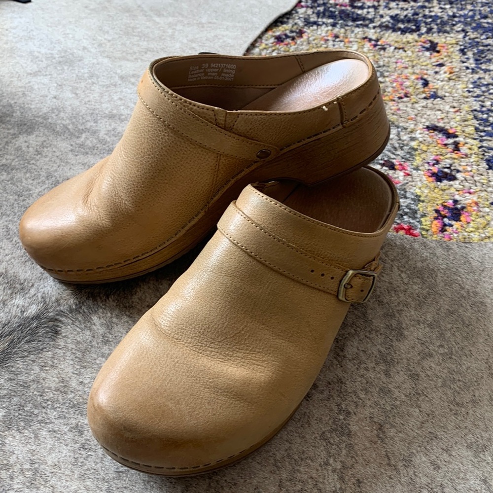 Dansko Women’s Berry Clog - leather -tan milled color